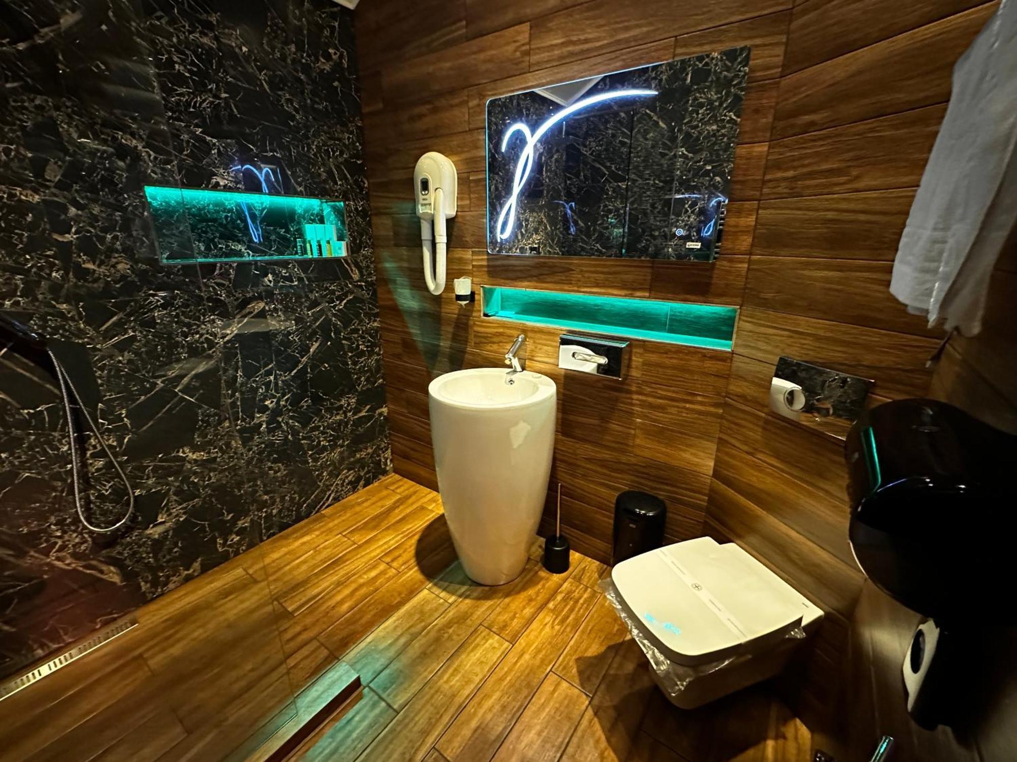 The Residence Central Jacuzzi Boutique (Adults Only) Cluj-Napoca Luaran gambar